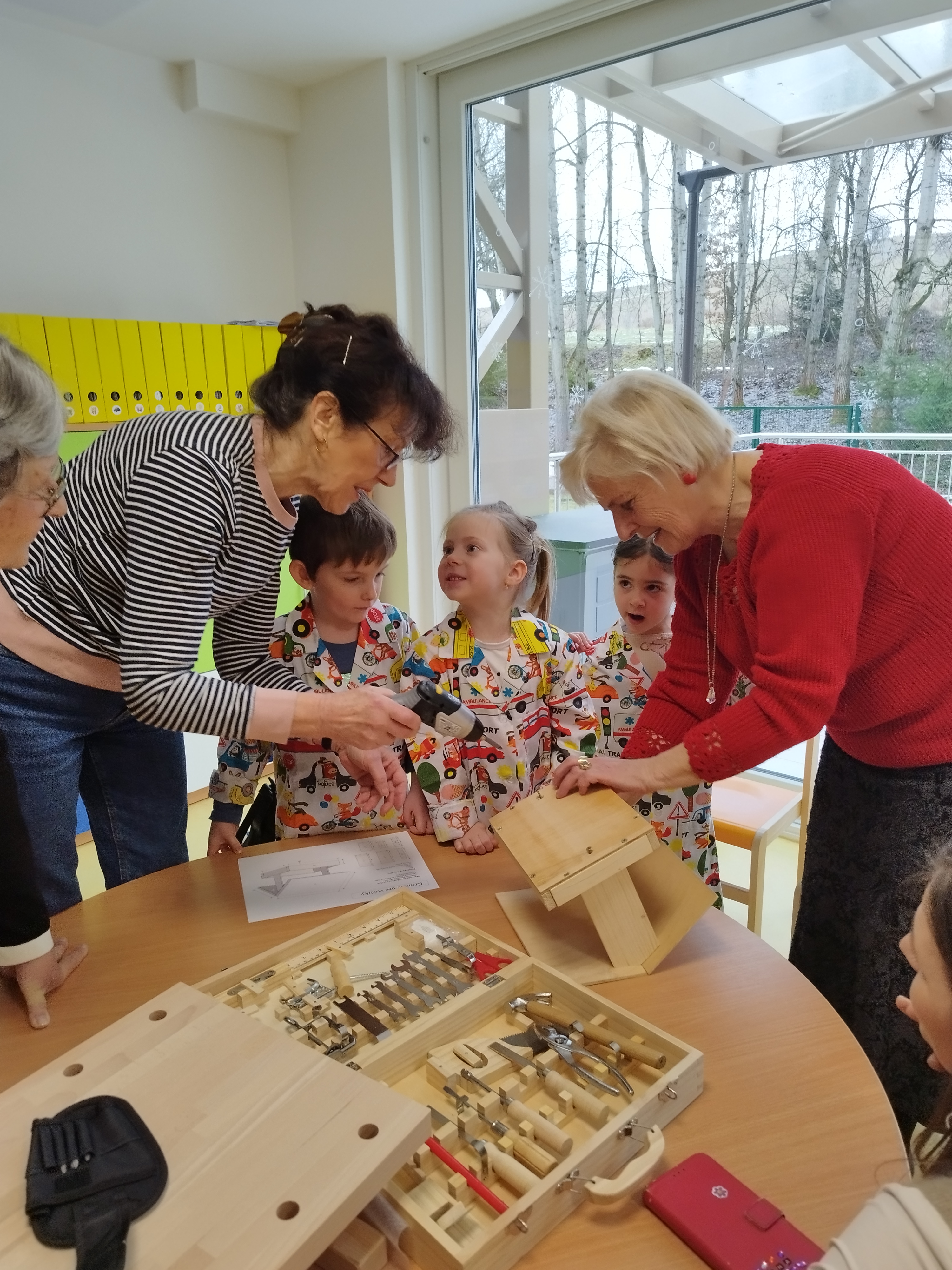 30012026 TS generacie ruka v ruke deti a seniori na uniza vyrabaju krmidla vdaka podpore nadacie kia 01