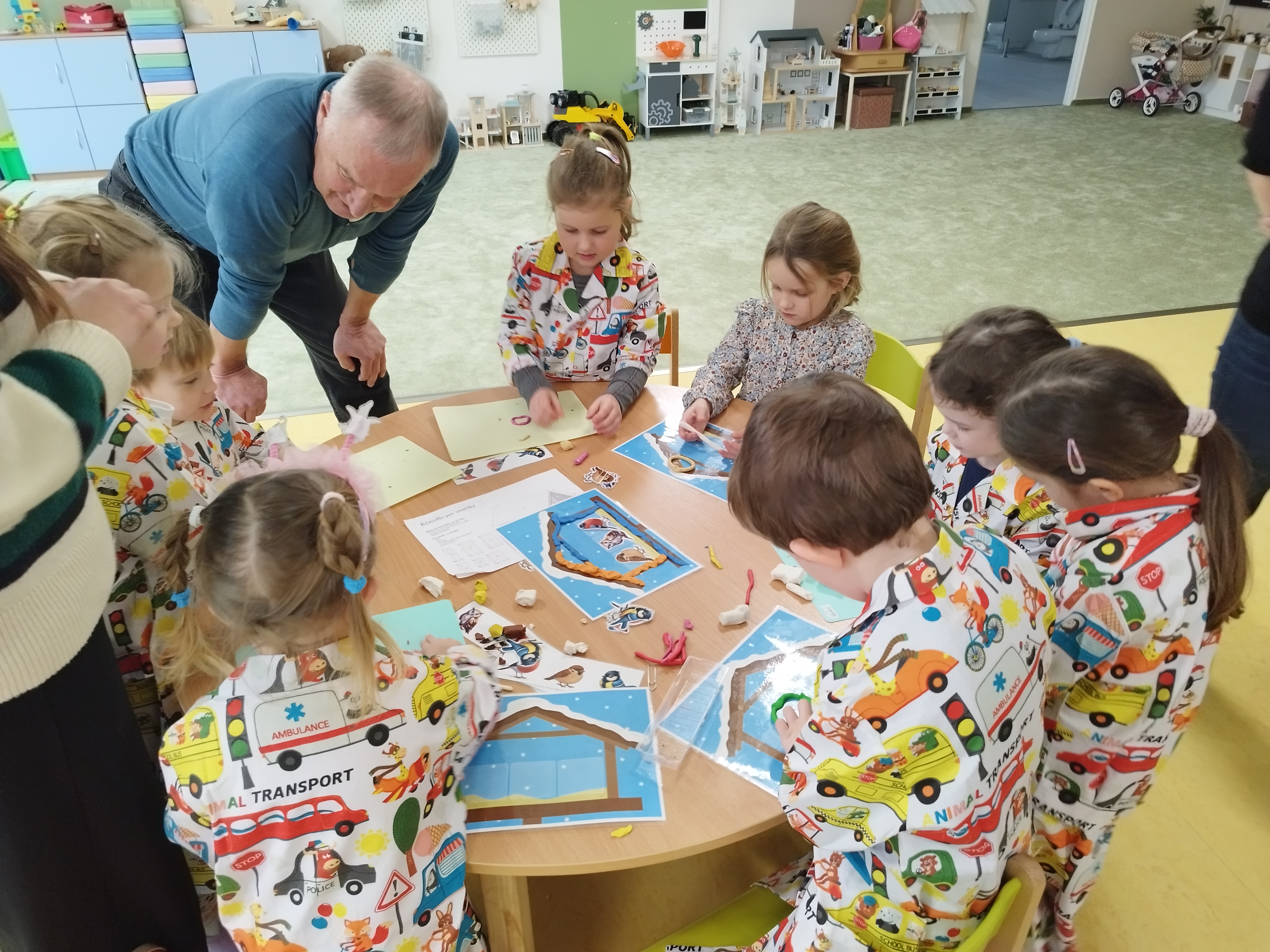 30012026 TS generacie ruka v ruke deti a seniori na uniza vyrabaju krmidla vdaka podpore nadacie kia 02